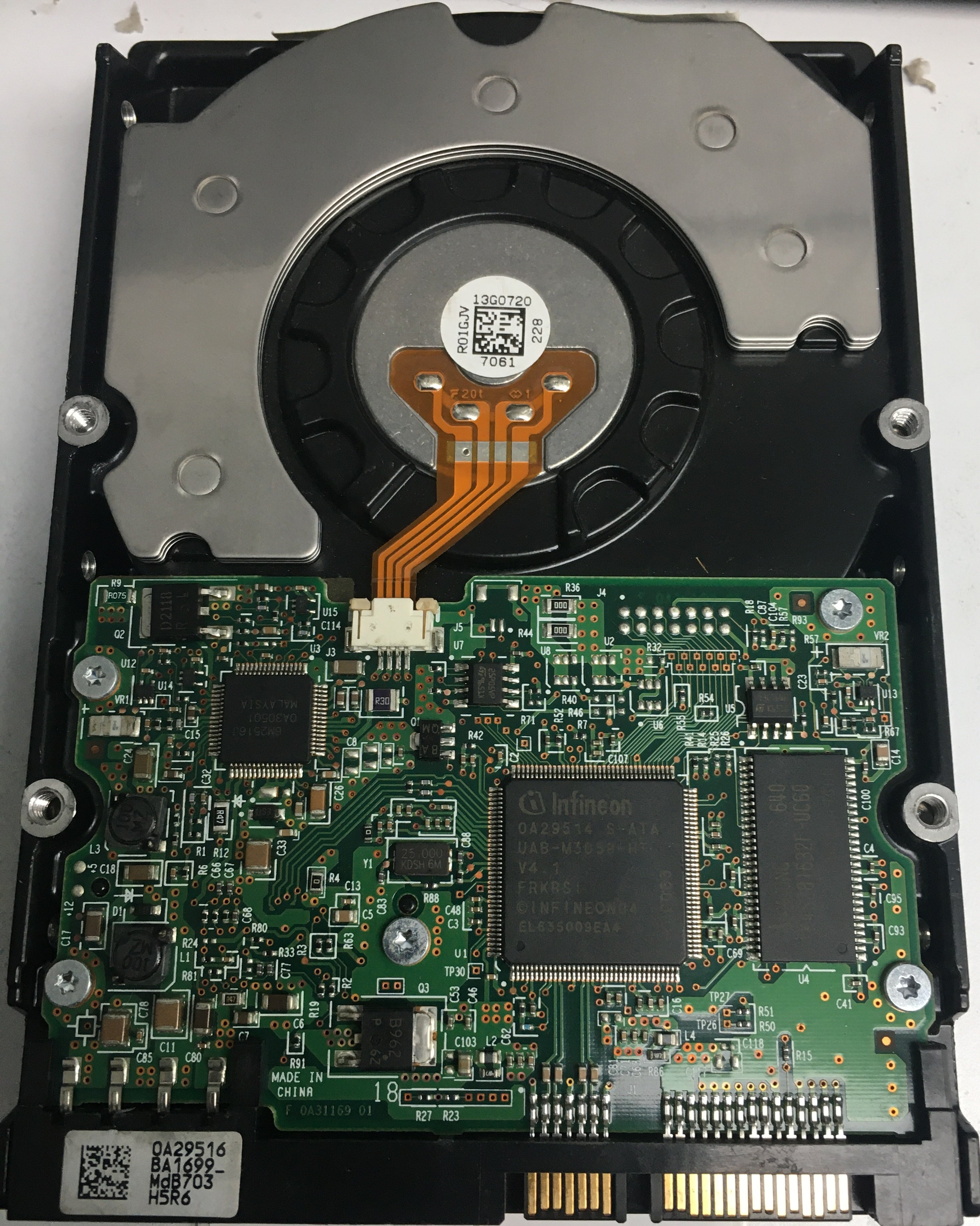 HDS725050KLA360, Serial Number: ZBGHDP0F, P/N: 0A32904, MLC:BA1723, 500GB 3.5, PCB: F 0A31169 01