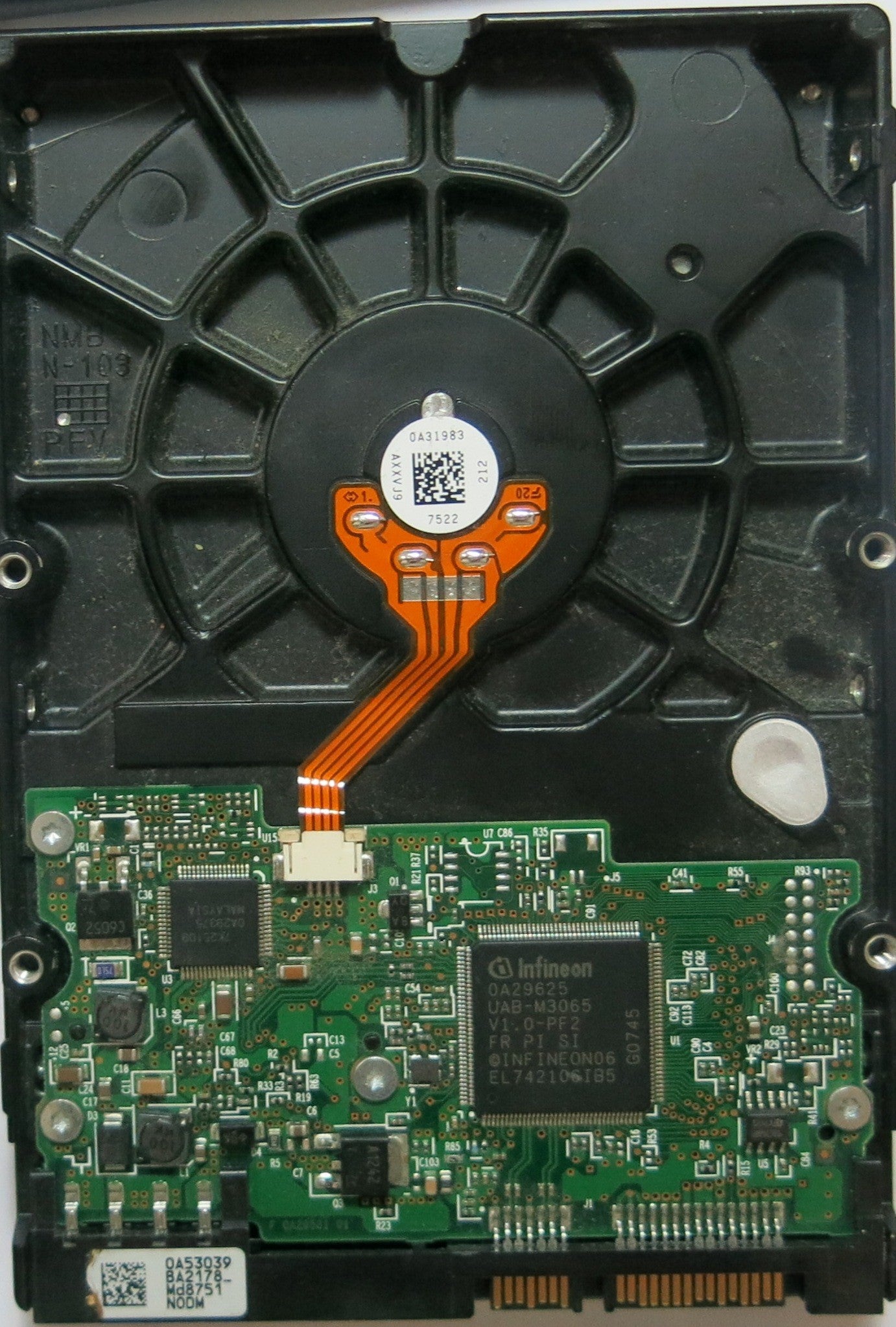 HDS721680PLA380 PCB: F 0A29531 01 SERIAL ZDSTTPYU MLC BA2165 PN 0A33450  FW BA2165  80,GB