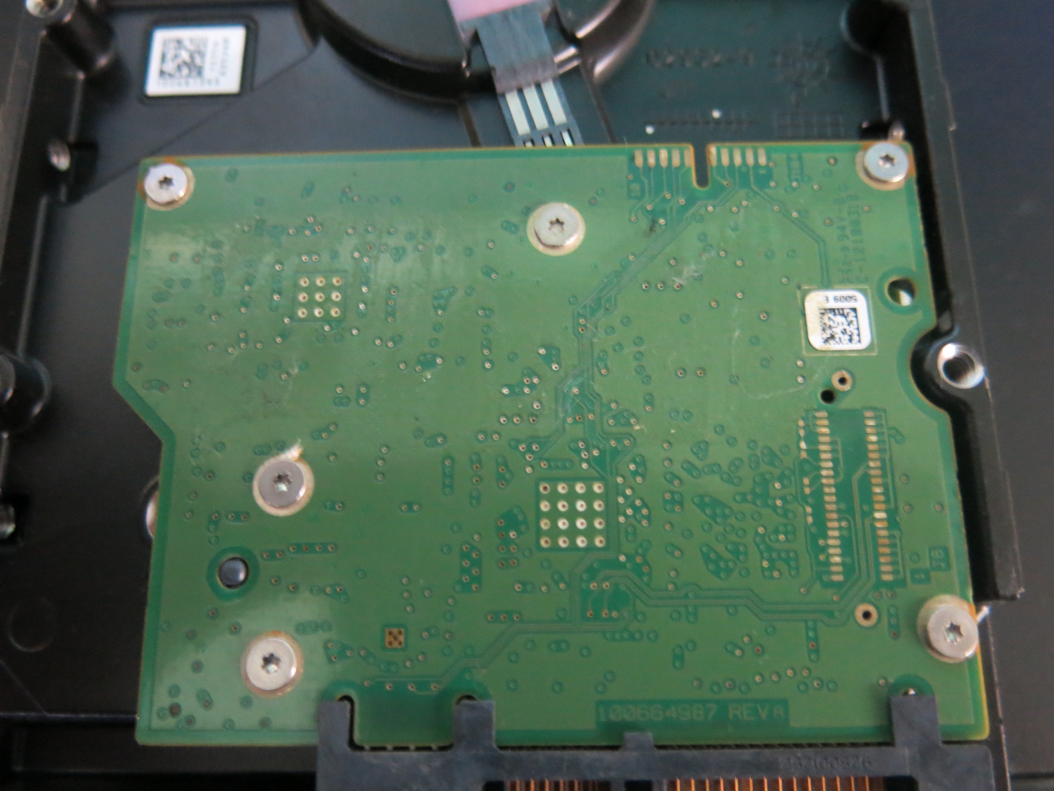 ST2000DM001 PCB : 100664987 REV A SERIAL NUMBER : S1E0FH43 FW:CC4B PN:9YN164-500 2.TB