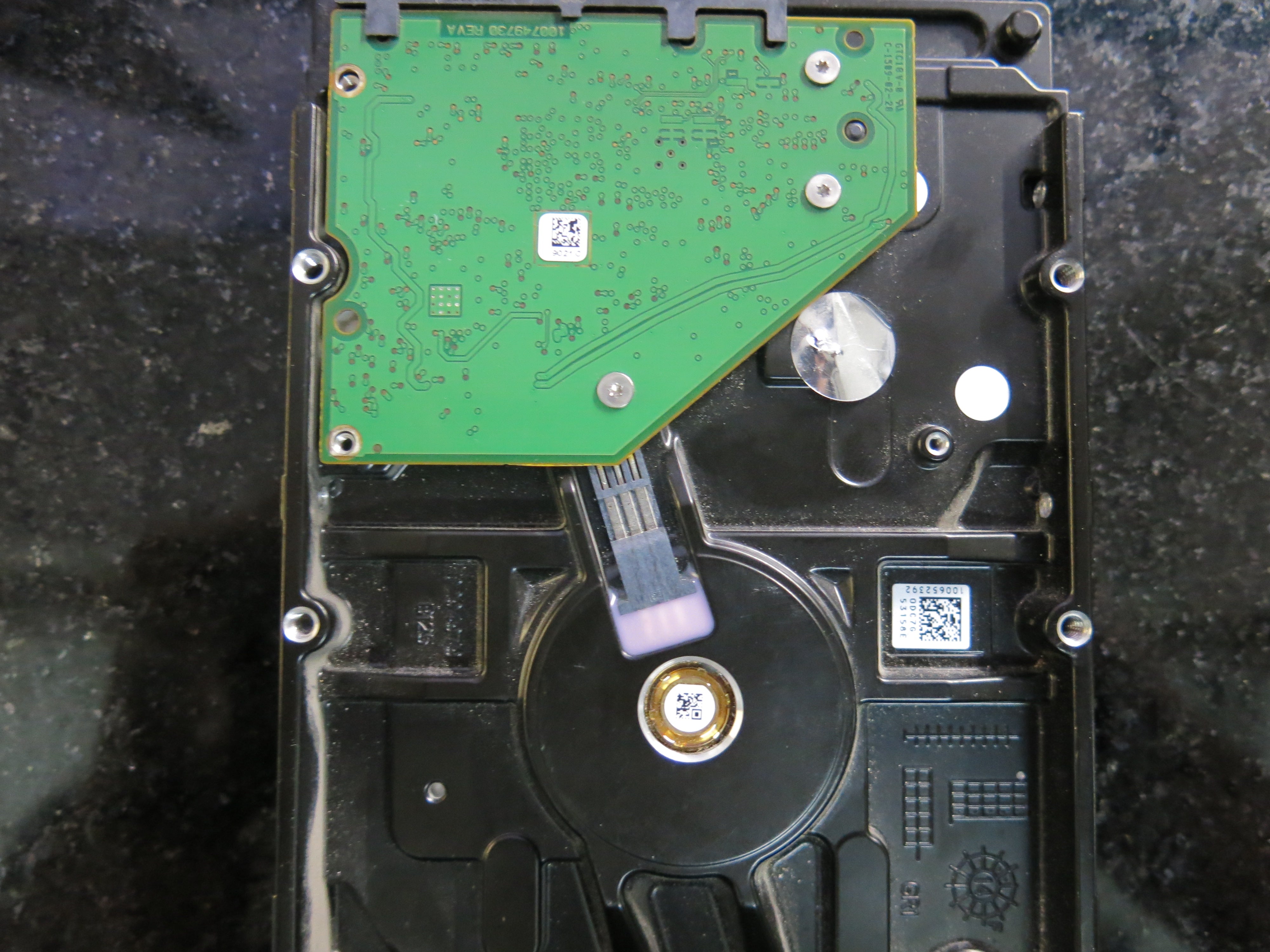 Model: ST1000DM003,  P/N: 1ER162-501,  FW: CC45,  MAIN CHIP:  Serial: Z4Y633E3,  1000GB 3.5, CB 100749730 REV A