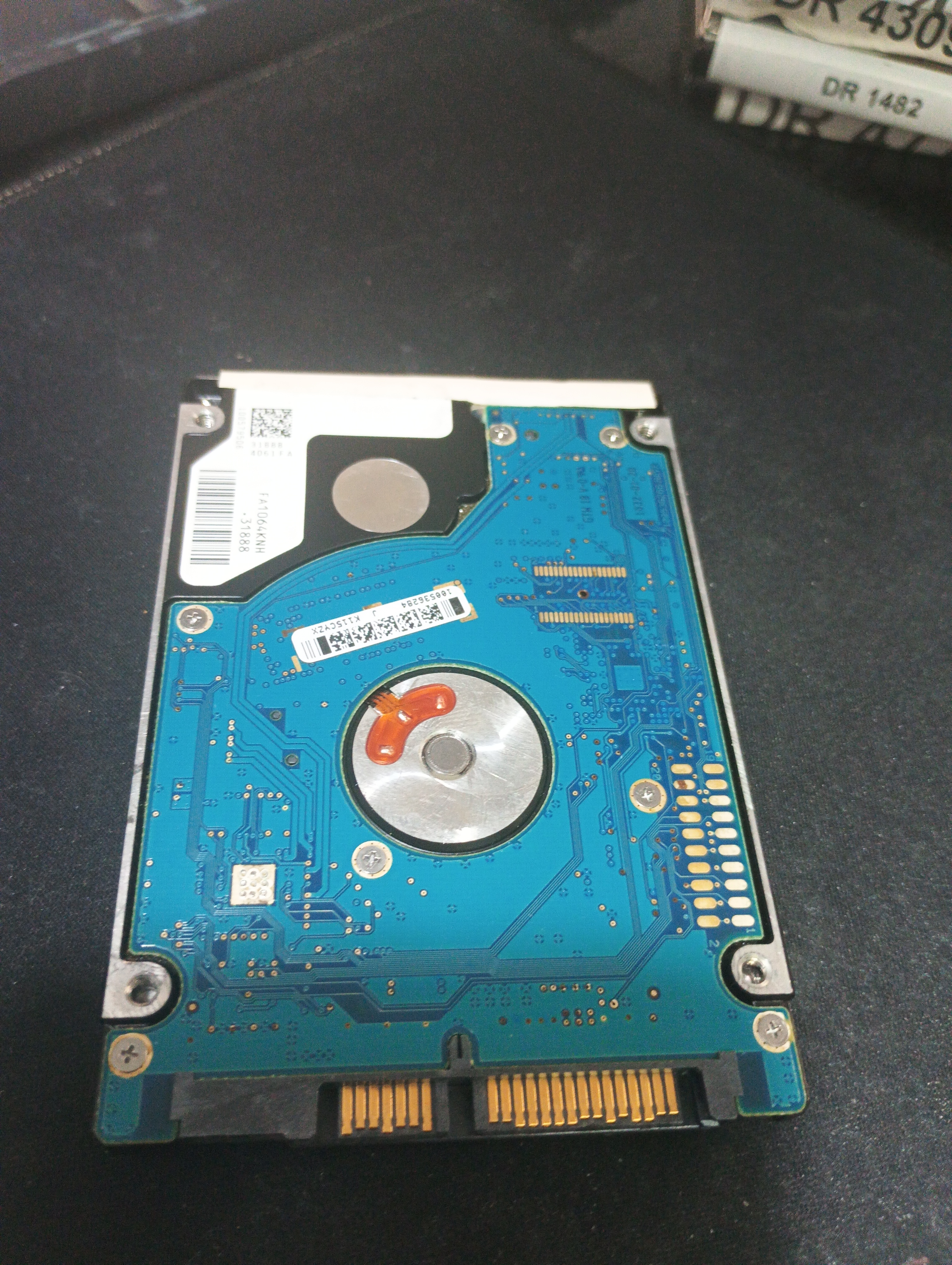 ST9320325AS,  P/N: 9HH13E-036,  FW: D005DEM1,  Serial: 5VEE9EA6,  320GB 2.5  PCB:100536286 - REV E