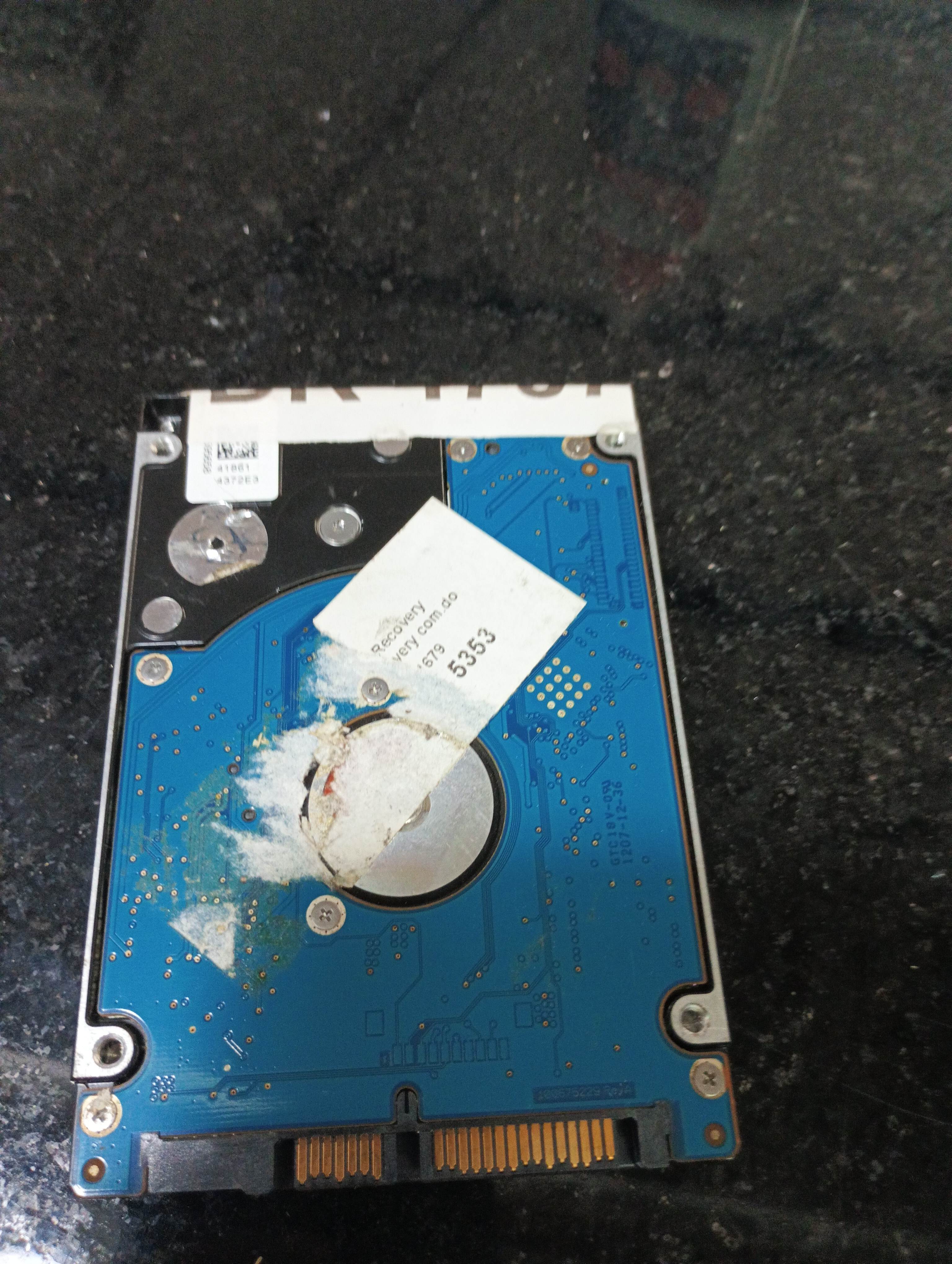 ST9500423AS,  P/N: 9RT143-033,  FW: 0005DEM1,  Serial: S2V00T4M,  500GB 2.5,  PCB: 100675229- REV A,